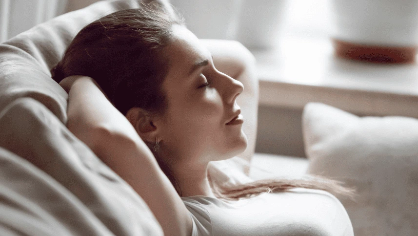 Paciente de microfisioterapia relaxada em uma poltrona pós sessão