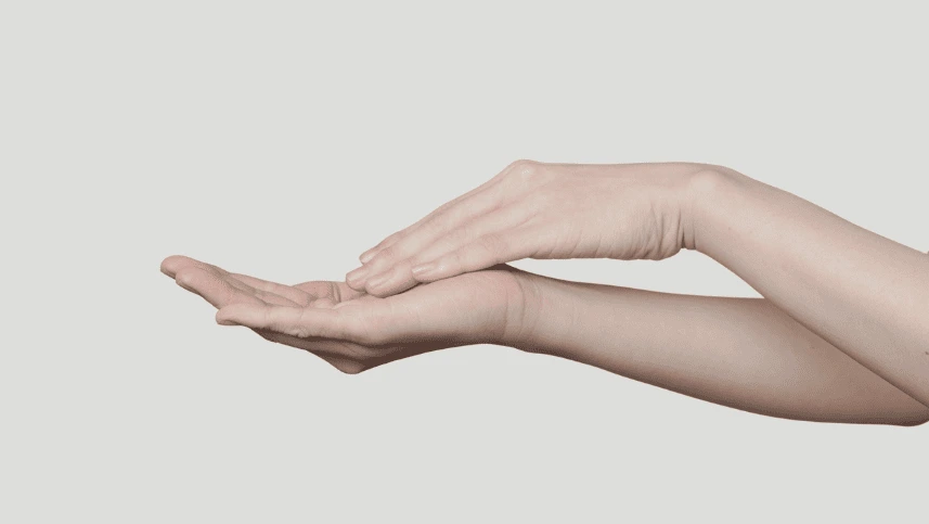 Duas mãos sobrepondo representando micro palpações da microfisioterapia