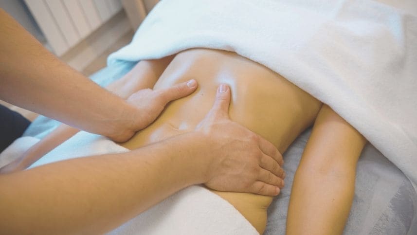 Pessoa recebendo procedimento de drenagem linfática após operatório de cirurgia