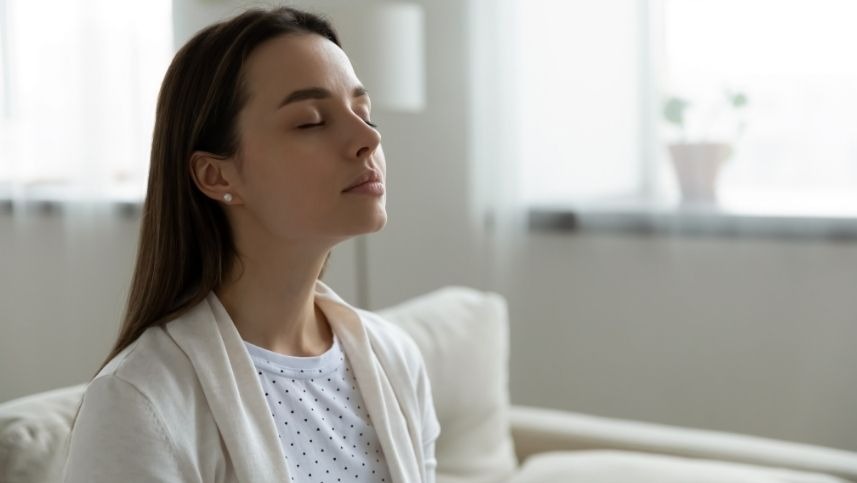 Mulher sentada com olhos fechados e sensação de alívio após tratamento para dores no joelho